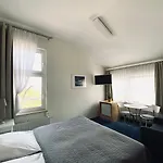 Yacht Club Nocleg ze śniadaniem 3*