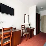 Yacht Club Nocleg ze śniadaniem 3*