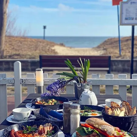 לינה וארוחת בוקר Yacht Club 3*