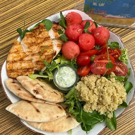 לינה וארוחת בוקר Yacht Club 3*