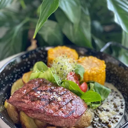 לינה וארוחת בוקר Yacht Club