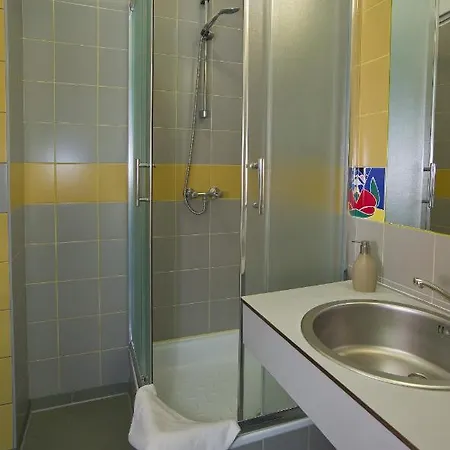 לינה וארוחת בוקר Yacht Club