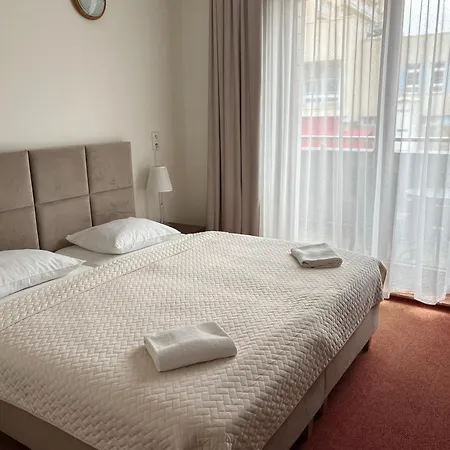 Yacht Club Bed & Breakfast 3*